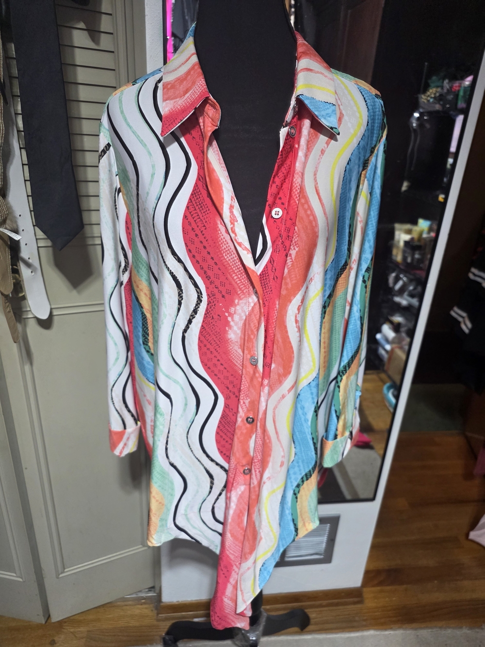 Source Unknown Multicolor Wave-Print Women’s Button Down Shirt
